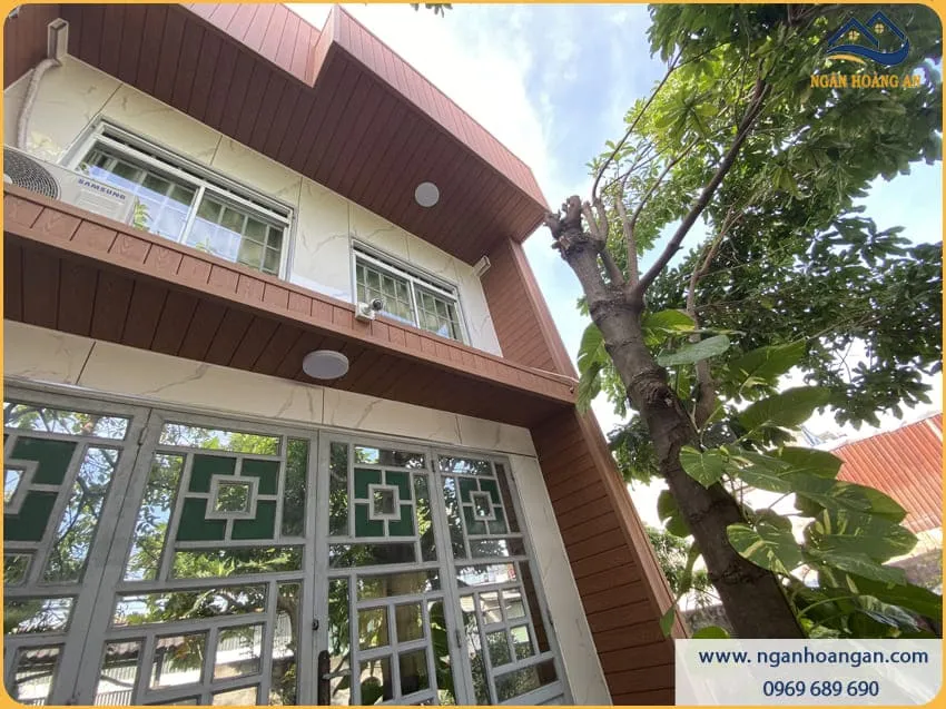 Ốp Trần Mặt Tiền Nhà Bằng Tấm Ốp Gỗ Nhựa Ngoài Trời