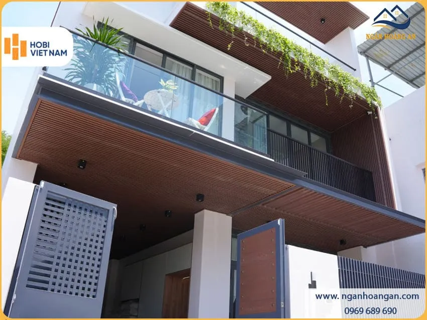 Ốp Trần Mái Hiên Bằng Tấm Ốp Gỗ Nhựa Ngoài Trời Ốp Trần Mái Hiên Bằng Tấm Ốp Gỗ Nhựa Ngoài Trời