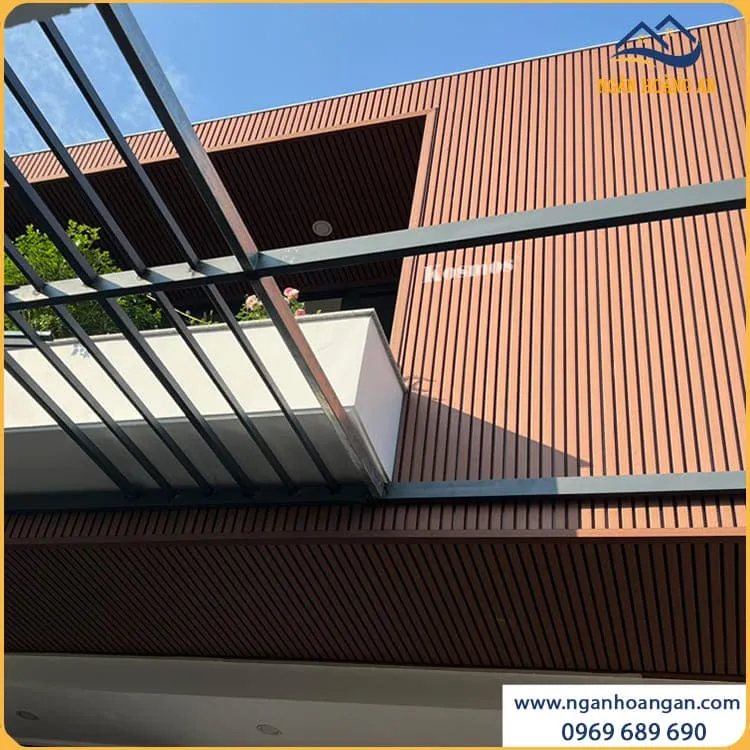 Ốp Tường Bằng Lam Sóng Gỗ Nhựa Ngoài Trời Sang Trọng Bền Bỉ