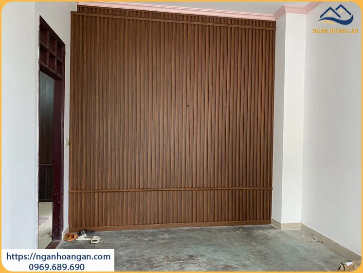 Ốp Tường Bằng Tấm Nhựa Lam Sóng Giả Gỗ Tại Bình Thạnh TPHCM
