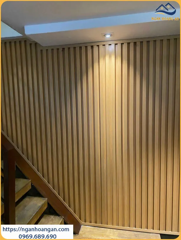 Ốp Tường Cầu Thang Lam Sóng Nhựa Giả Gỗ Tại Quận 8 TPHCM