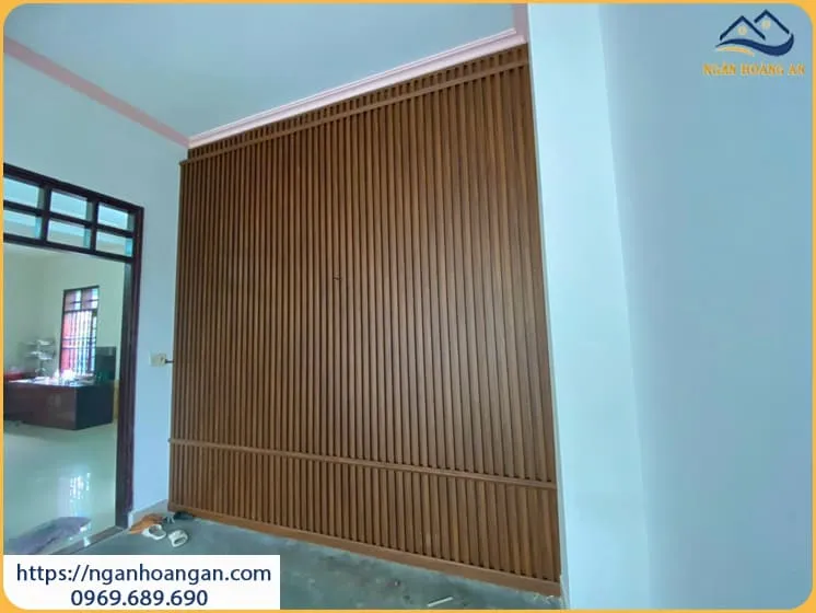 Ốp Tường Lam Sóng Nhựa Giả Gỗ Cho Nhà Phố Tại Quận 11 TPHCM