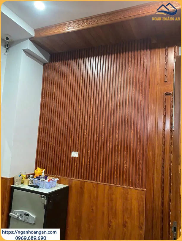 Ốp Tường Lam Sóng Nhựa Giả Gỗ Cho Phòng Khách Tại Quận 11 TPHCM