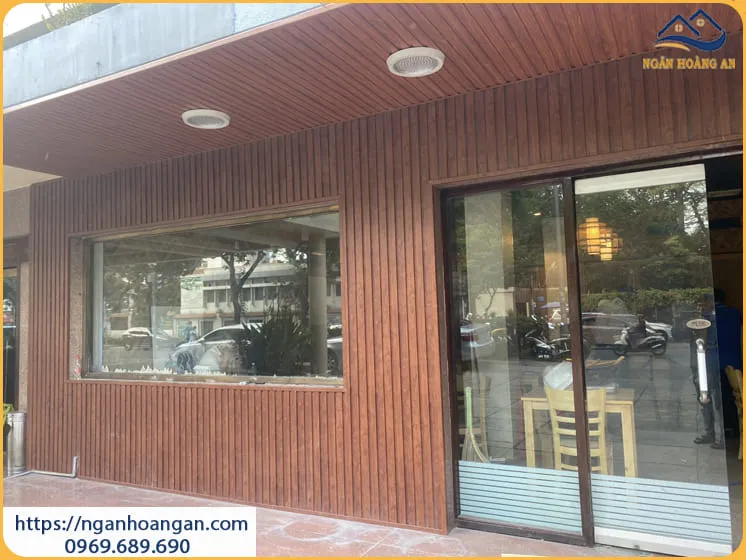 Ốp Tường Lam Sóng Nhựa Giả Gỗ Cho Quán Ăn Tại Quận 7 TPHCM