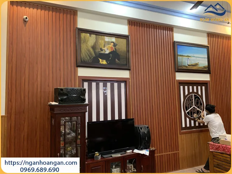 Ốp Tường Nhựa Lam Sóng Giả Gỗ Cho Nhà Phố Tại Quận 7 TPHCM