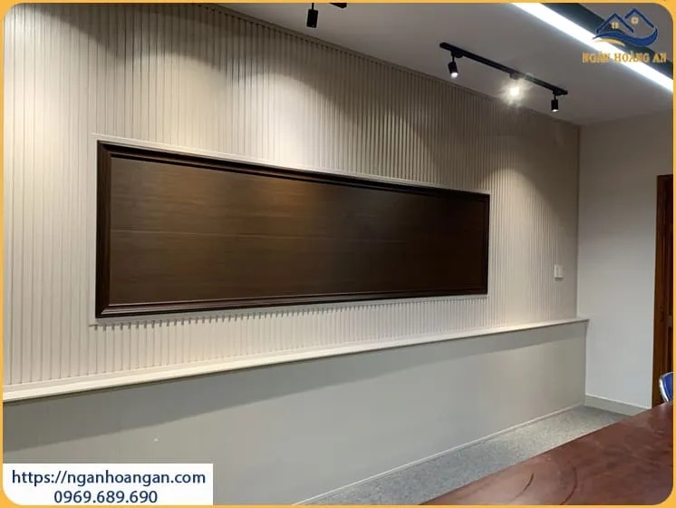 Ốp Tường Phòng Họp Nhựa Lam Sóng Nano Giả Gỗ Tại Quận 1 TPHCM