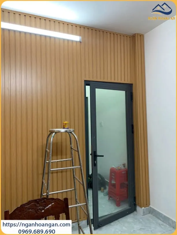 Ốp Tường Phòng Thờ Bằng Tấm Nhựa Lam Sóng Tại Tân Phú TPHCM