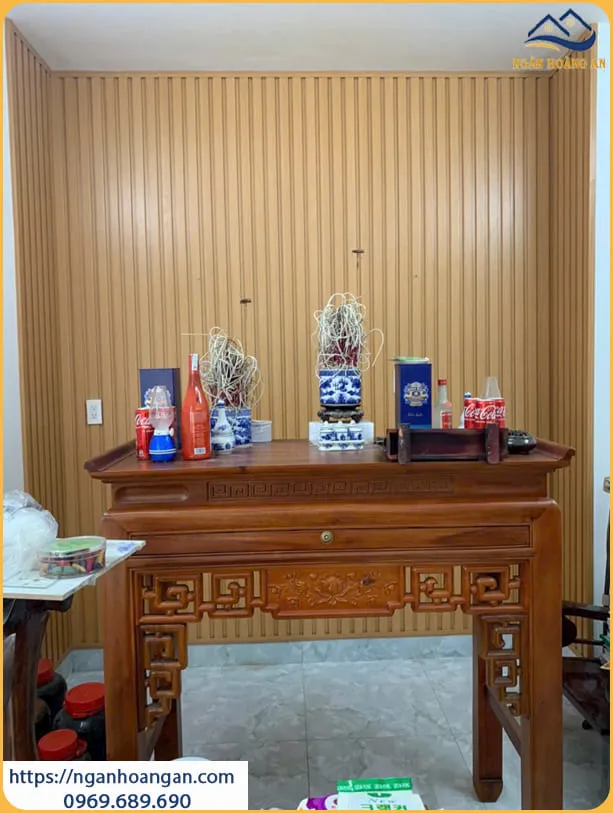 Ốp Tường Phòng Thờ Lam Sóng Nhựa Giả Gỗ Tại Quận 10 TPHCM