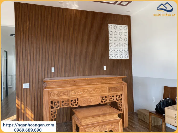 Ốp Tường Phòng Thờ Lam Sóng Nhựa Giả Gỗ Tại Thủ Đức TPHCM