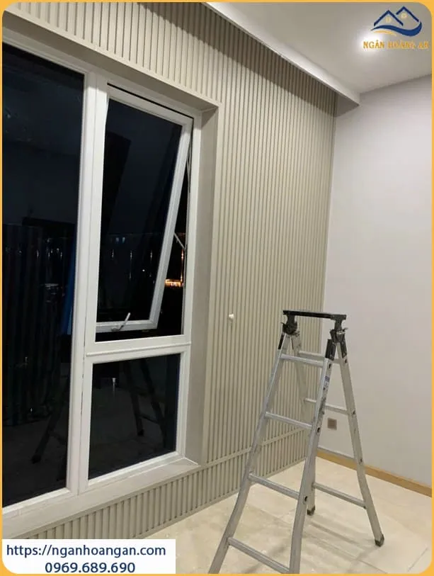 Ốp Tường Tấm Lam Sóng Giả Gỗ Cho Chung Cư Tại Quận 10 TPHCM