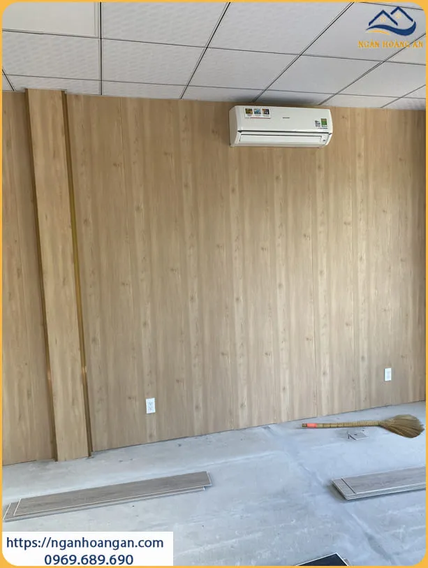 Ốp Tường Tấm Nano Giả Gỗ Cho Nhà Phố Tại Quận 10 TPHCM