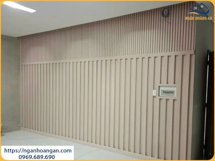 Ốp Tường Tấm Nhựa Lam Sóng Giả Gỗ Cho Nhà Ở Tại Quận 10 TPHCM