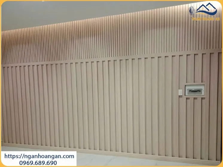 Ốp Tường Tấm Nhựa Lam Sóng Giả Gỗ Cho Nhà Phố Tại Quận 12 TPHCM