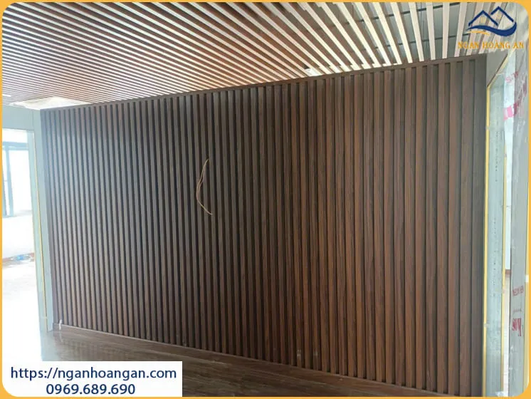 Ốp Tường Tấm Nhựa Lam Sóng Nhựa Giả Gỗ Cho Nhà Ở Tại Quận 11 TPHCM
