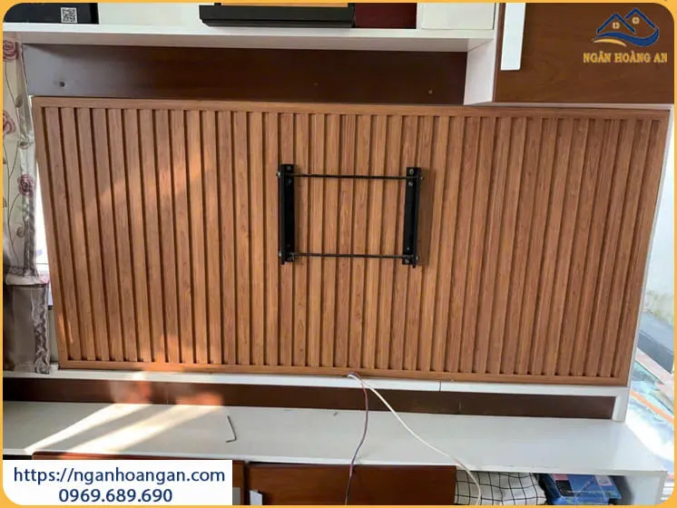 Ốp Tường Tivi Nhựa Lam Sóng Giả Gỗ Cho Nhà Ở Tại Quận 9 TPHCM