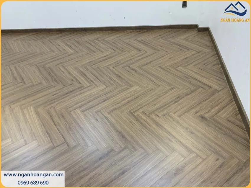 Len Chân Tường Vân Gỗ Tự Nhiên Sang Trọng Cho Nhà Ở