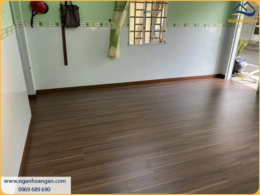 Thi Công Len Chân Tường Nhựa Giả Gỗ Tạo Nên Sự Sang Trọng