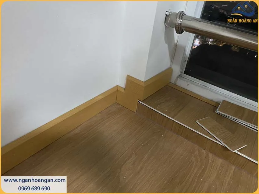 Len Chân Tường Vân Gỗ Tự Nhiên Sang Trọng Cho Nhà Ở