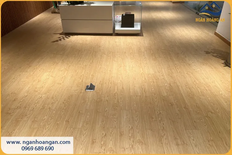 Sàn Gỗ Công Nghiệp Vân Tự Nhiên Sang Trọng Cho Showrooom
