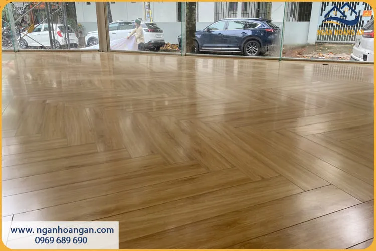 Sàn Gỗ Công Nghiệp Vân Tự Nhiên Sang Trọng Cho Showrooom Sàn Gỗ Công Nghiệp Vân Tự Nhiên Sang Trọng Cho Showrooom
