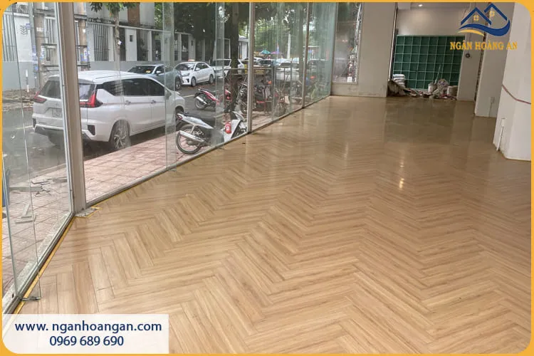 Sàn Gỗ Công Nghiệp Vân Tự Nhiên Sang Trọng Cho Showrooom