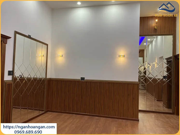 Tấm Nhựa Lam Sóng Giả Gỗ Ốp Lamri Chân Tường Tại Quận 5 TPHCM
