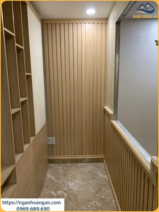 Tấm Nhựa Ốp Tường Lam Sóng Nhựa Giả Gỗ Cho Chung Cư Tại Quận 7 TPHCM