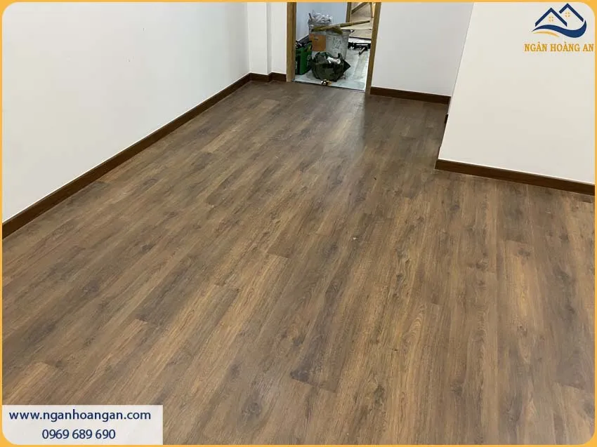 Thi Công Len Nhựa PVC Tạo Nên Điểm Nhấn Giữa Sàn Và Tường