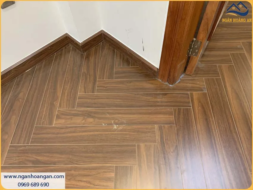 Thi Công Len Nhựa PVC Tạo Nên Điểm Nhấn Giữa Sàn Và Tường Thi Công Len Nhựa PVC Tạo Nên Điểm Nhấn Giữa Sàn Và Tường