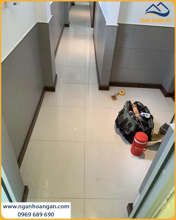 Thi Công Len Chân Tường Nhựa Giả Gỗ Tạo Nên Sự Sang Trọng Thi Công Len Chân Tường Nhựa Giả Gỗ Tạo Nên Sự Sang Trọng