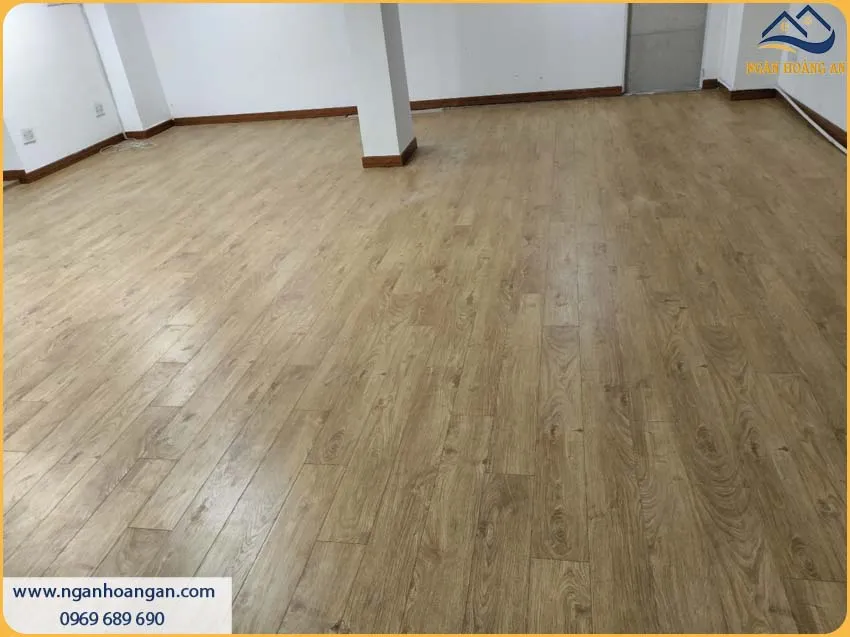 Chân Tường Được Thi Công Bằng Len Nhựa Giả Gỗ Với Phong Cách Hiện Đại