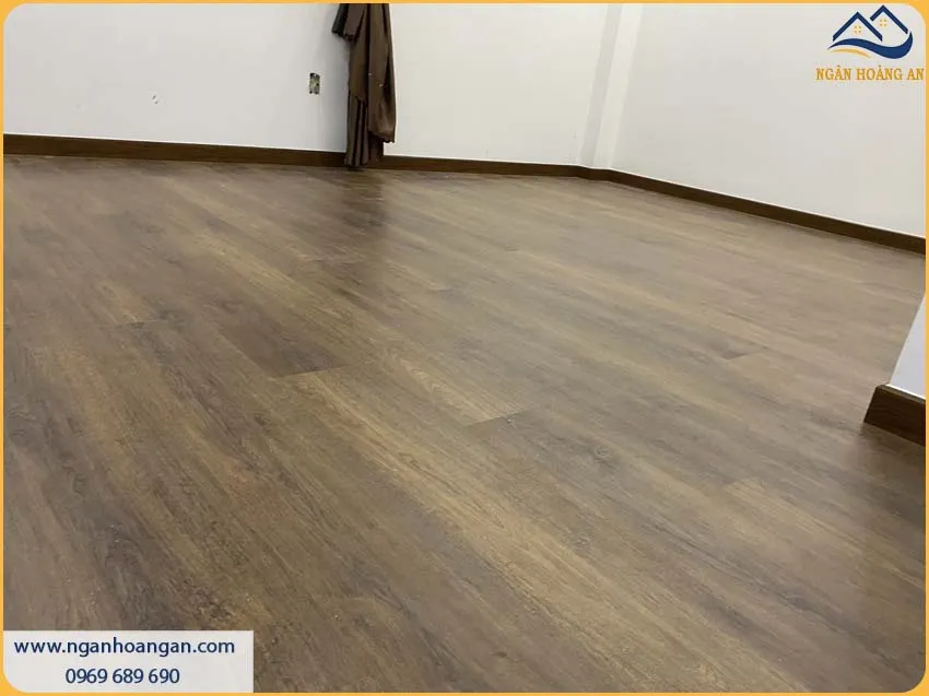 Tường Phòng Khách Được Bảo Vệ Bởi Len Chân Tường Nhựa Giả Gỗ Tường Phòng Khách Được Bảo Vệ Bởi Len Chân Tường Nhựa Giả Gỗ