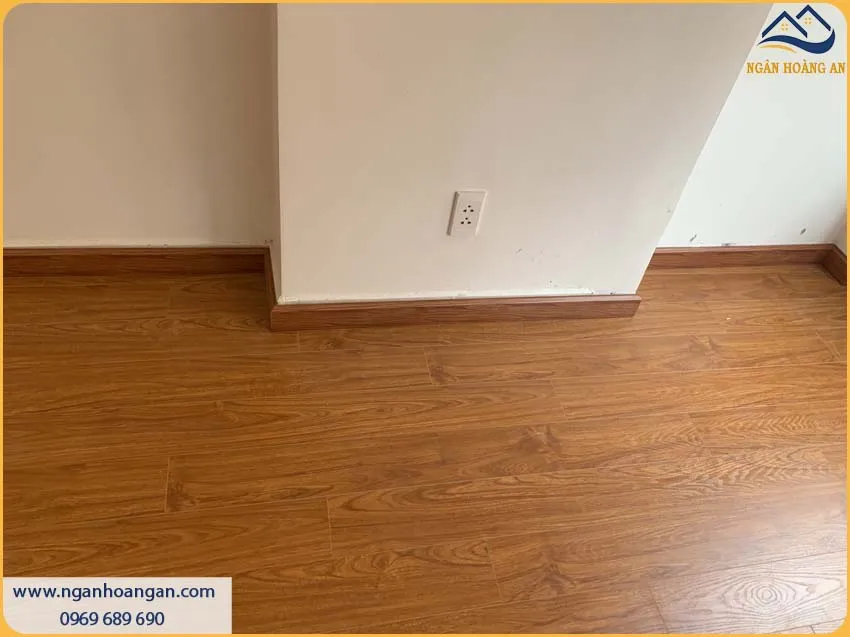 Thi Công Len Nhựa PVC Tạo Nên Điểm Nhấn Giữa Sàn Và Tường