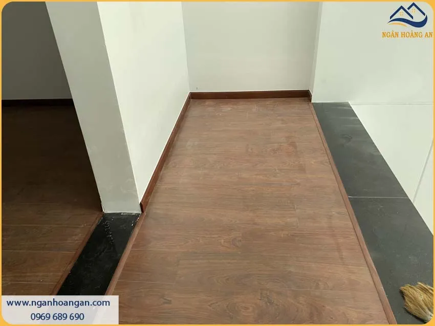 Len Chân Tường Giả Gỗ Được Lắp Đặt Sang Trọng Cho Văn Phòng Len Chân Tường Giả Gỗ Được Lắp Đặt Sang Trọng Cho Văn Phòng