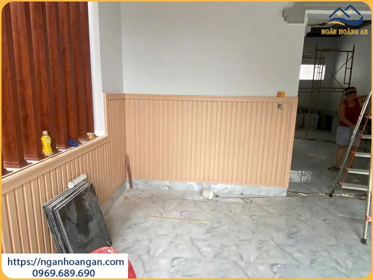 Thi Công Ốp Lamri Chân Tường Lam Sóng Nhựa Giả Gỗ Tại Quận 11 TPHCM