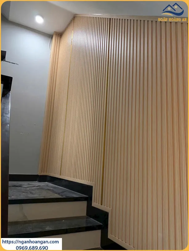 Thi Công Ốp Tường Lam Sóng Nhựa Giả Gỗ Cho Cầu Thang Tại Quận 11 TPHCM