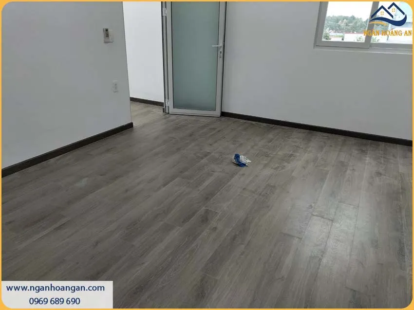 Thi Công Len Nhựa PVC Tạo Nên Điểm Nhấn Giữa Sàn Và Tường