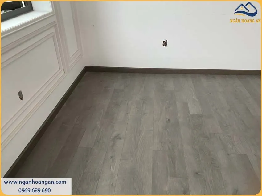 Len Chân Tường Vân Gỗ Tự Nhiên Sang Trọng Cho Nhà Ở