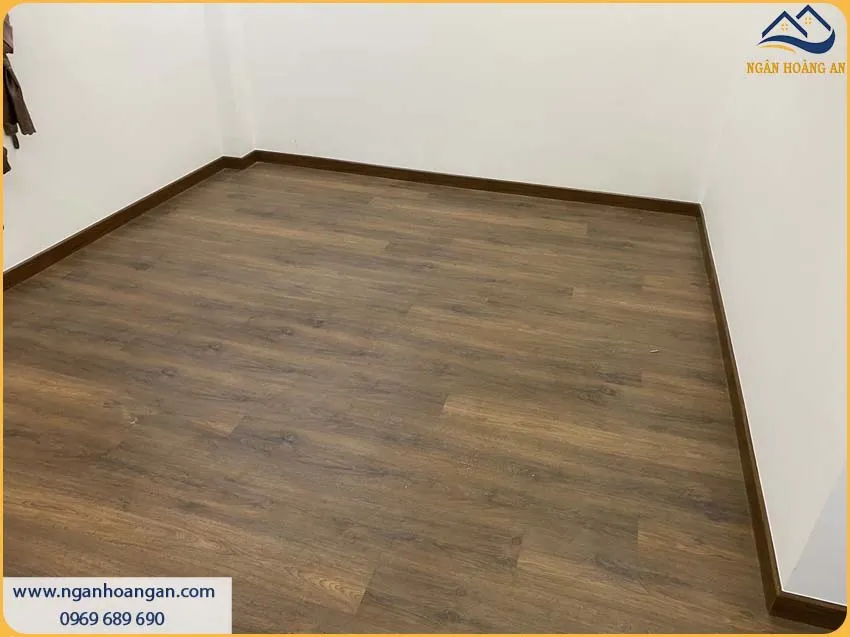 Chân Tường Được Bảo Vệ Bởi Len Nhựa Giả Gỗ Độc Đáo