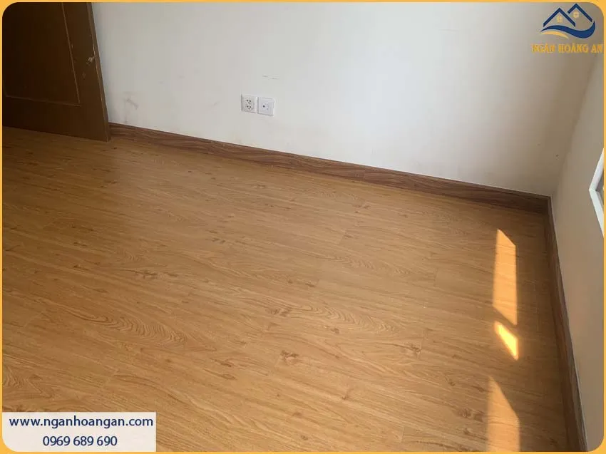 Len Chân Tường Giả Gỗ Được Lắp Đặt Sang Trọng Cho Phòng Khách