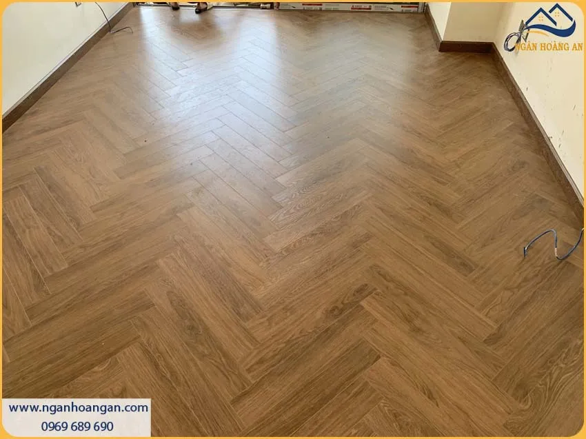 Len Chân Tường Giả Gỗ Được Lắp Đặt Sang Trọng Cho Phòng Khách