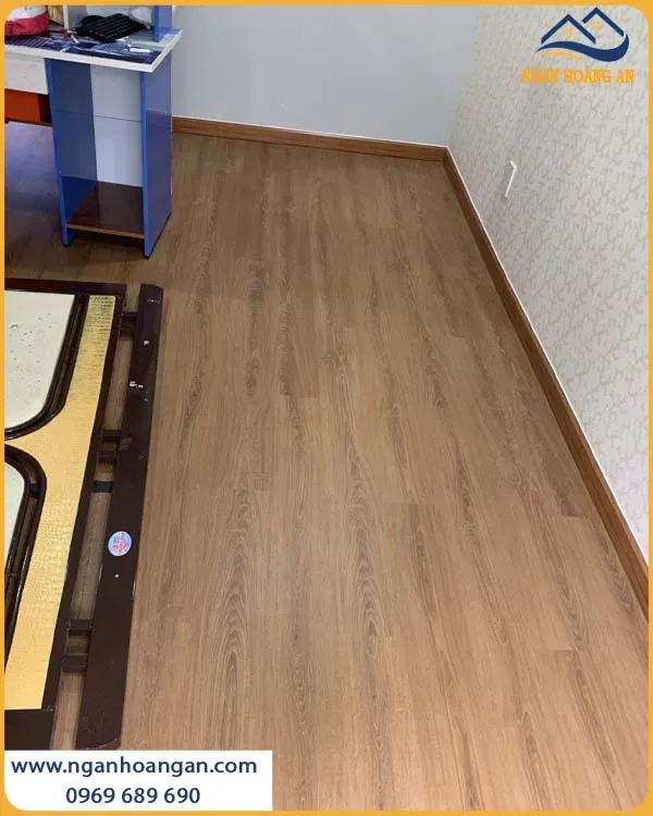 Tường Phòng Khách Được Bảo Vệ Bởi Len Chân Tường Nhựa Giả Gỗ Tường Phòng Khách Được Bảo Vệ Bởi Len Chân Tường Nhựa Giả Gỗ