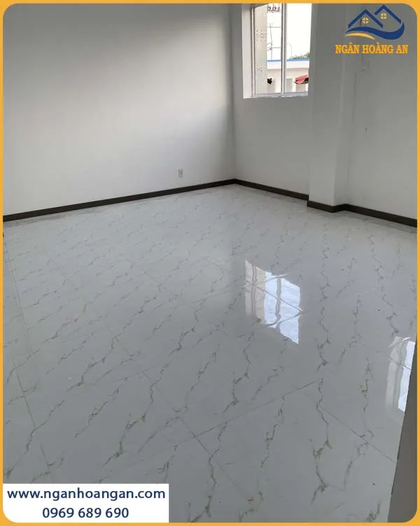 Tường Phòng Khách Được Bảo Vệ Bởi Len Chân Tường Nhựa Giả Gỗ Tường Phòng Khách Được Bảo Vệ Bởi Len Chân Tường Nhựa Giả Gỗ