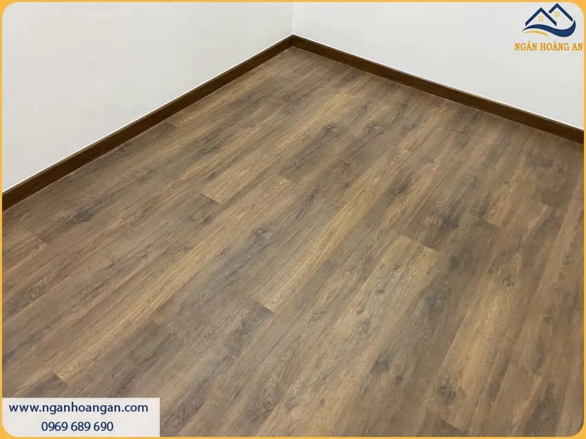 Chân Tường Được Bảo Vệ Bởi Len Nhựa Giả Gỗ Độc Đáo