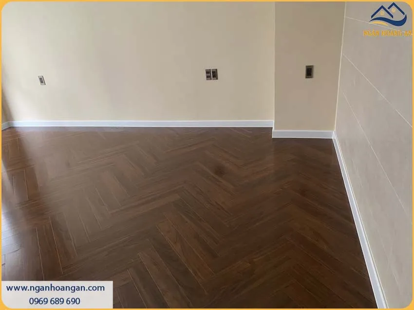 Thi Công Len Nhựa PVC Màu Trắng Tạo Nên Điểm Nhấn Giữa Sàn Và Tường Thi Công Len Nhựa PVC Màu Trắng Tạo Nên Điểm Nhấn Giữa Sàn Và Tường