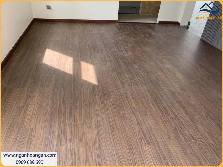 Chân Tường Được Bảo Vệ Bởi Len Nhựa Giả Gỗ Độc Đáo