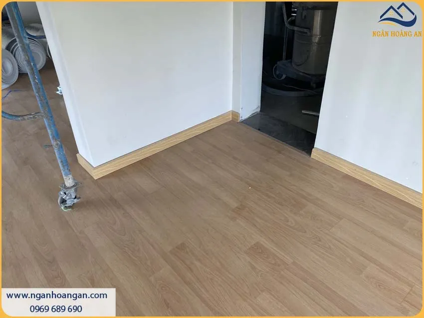 Chân Tường Được Bảo Vệ Bởi Len Nhựa Giả Gỗ Độc Đáo