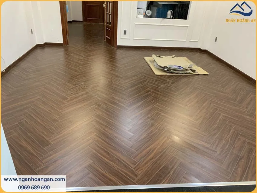 Len Chân Tường Vân Gỗ Tự Nhiên Sang Trọng Cho Nhà Ở