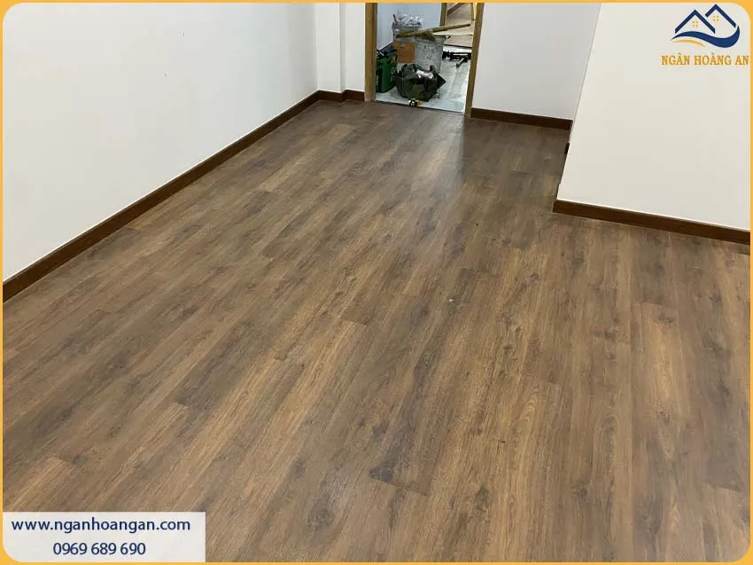 Thi Công Len Nhựa PVC Tạo Nên Điểm Nhấn Giữa Sàn Và Tường