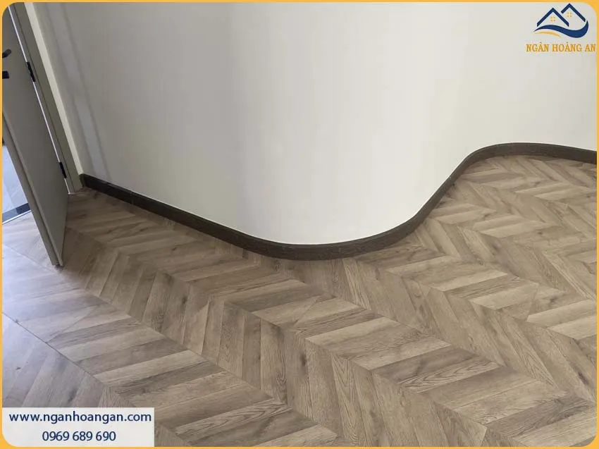 Thi Công Uốn Công Len Chân Tường Nhựa PVC Giả Gỗ Thêm Đẳng Cấp Thi Công Uốn Công Len Chân Tường Nhựa PVC Giả Gỗ Thêm Đẳng Cấp